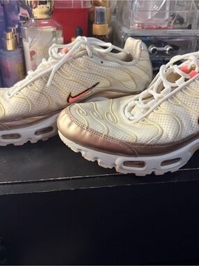 bloom Cream Athletic Sneakers with Gold Metallic and Pink Accent
